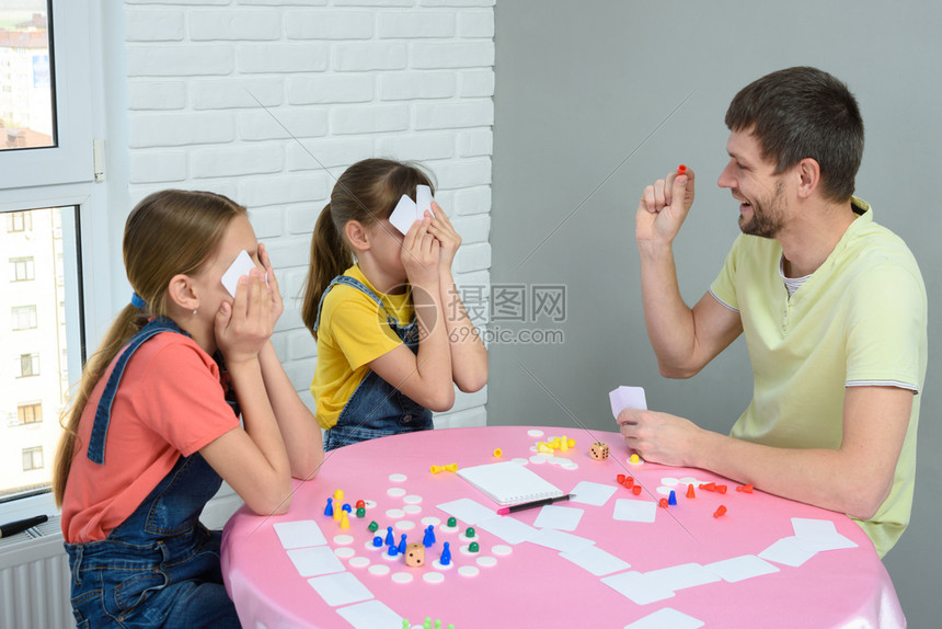 爸和女儿在家玩桌游戏图片