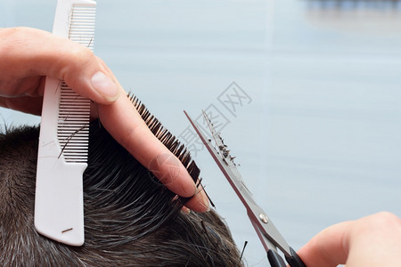 理发师用剪刀和梳子理发头部图片