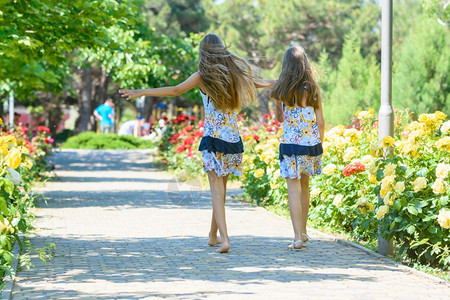 两个小妹在美丽的花城公园散步图片