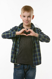 一个十年的男孩胸口有两只手露出一颗心脏图片