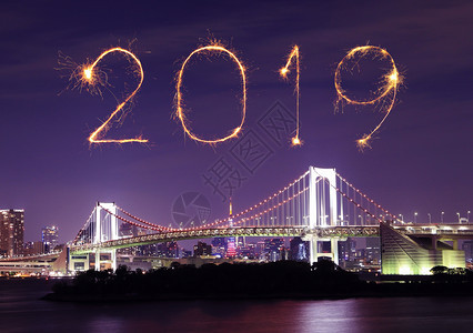2019年新一的烟火闪电与彩虹桥在晚上快乐日本东京市风景图片