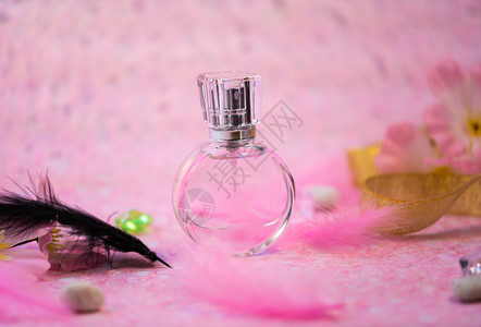 粉红背景的瓶装香水图片