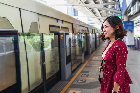 女在泰国曼谷的火车站等天列图片