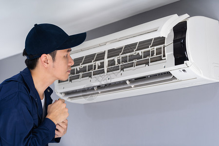 室内空调机技术员服务检查和维修电的高清图片素材