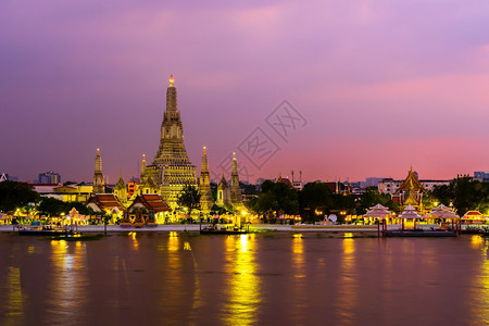 泰国曼谷日落时分有湄南河的华伦寺图片