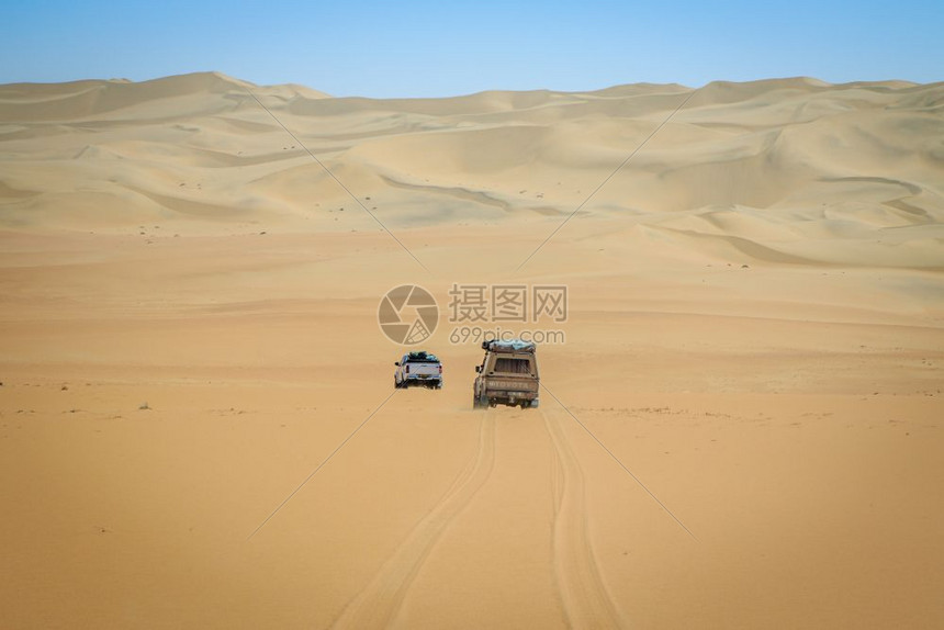 两辆四轮驱动车在纳米比亚的沙漠开车图片
