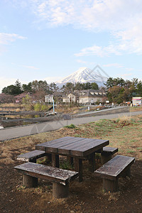 木头和富士山的景象在川谷吉子湖边图片