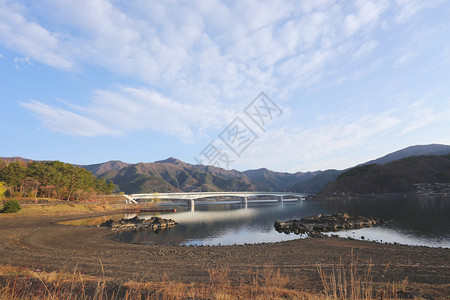 高山和川口子湖天气晴朗的清晨图片