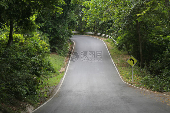 晚上路有弯痕迹图片