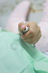 紧急信号工具对接受治疗的女病人手图片