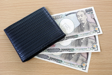 日本钞票在钱包里写木头背景上图片