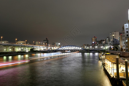 日本东京夜视横渡尖田河的浅草多里桥图片
