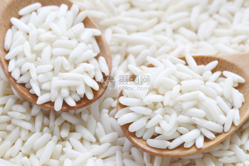木勺中的有机白米谷类大或用于设计自然食品的粘糊米图片