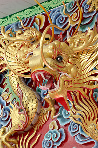 神庙的金龙雕像背景图片
