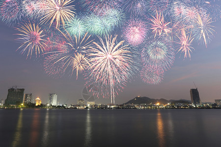 泰国海滨城镇SilrachaChouburi庆祝新年的烟花节日图片