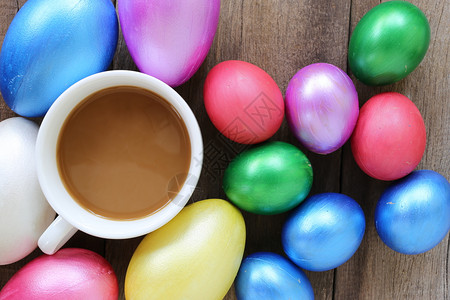复活节鸡蛋和咖啡杯图片