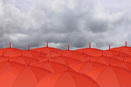 天空上许多红伞都会下雨了解商业风险和预防图片