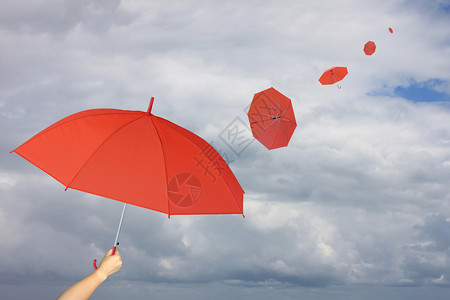 红伞手持雨其他被风吹散管理业务概念的关于雨云背景图片
