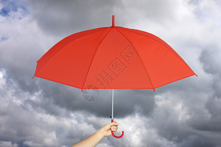红伞手牵雨保护管理商业概念的关于雨云背景图片