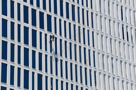 擦玻璃的人正在清理高楼图片