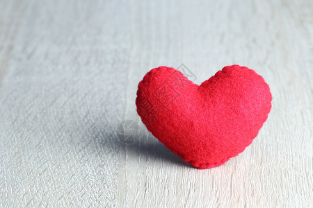 红心放在木制地板上复空间设计你的工作概念爱和情人节图片