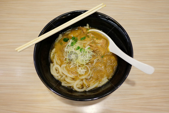 饭桌上的碗里有拉门咖喱和日本人一起的大众食品图片