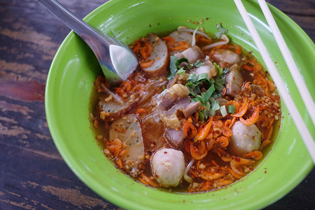 泰国面条在食物桌底的绿碗上图片