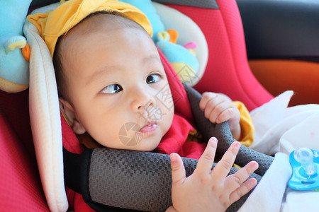 亚洲男孩有strabismus婴儿在健康和医疗概念上的纵向图片