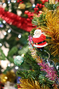 圣诞树和丰富多彩的庆祝背景装饰品在新年概念中可以复制设计空间图片