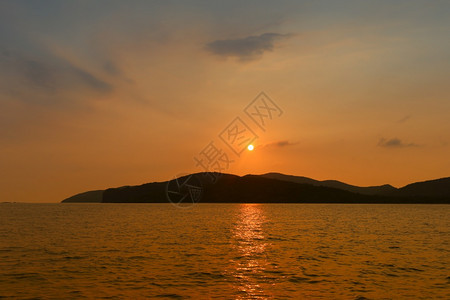 泰国的日落海景ChongSamaesarn是一个受欢迎的旅游景点图片