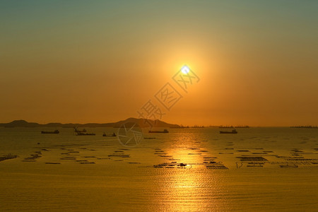 俯视KohSichang和海上货船的日落风景图片