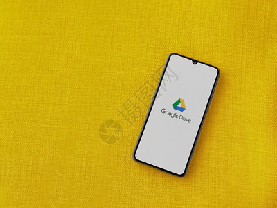 以色列洛德Lod20年7月8日Google驱动程序启屏幕在黄色布料背景上显示黑色移动智能手机带有标志顶端视图平面有复制空间图片