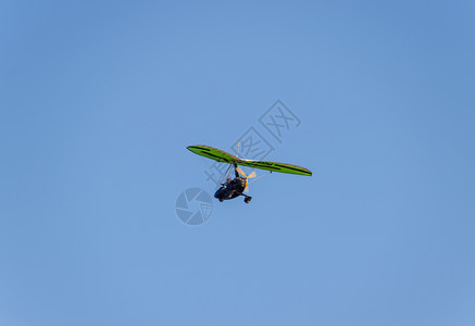 旅行者滑翔飞机在空中飞翔背景图片