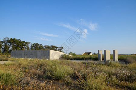 被废弃的军事设施建筑工地被遗忘的结构废弃图片