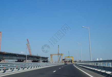 俄罗斯塔曼克里米亚桥2018年7月9日沿着克里米亚桥行驶21世纪的宏伟建筑新桥克里米亚行驶21世纪的伟大建筑新桥图片