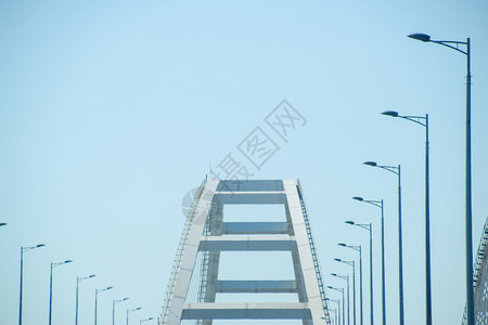 克里米亚桥可航行的拱门克里米亚桥的公路和铁部分的拱门沿着克里米亚桥驾驶21世纪的宏伟建筑新桥克里米亚的公路和铁部分的拱门图片