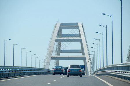 俄罗斯塔曼克里米亚桥2018年7月9日克里米亚桥可航行的拱门克里米亚桥公路和铁的拱门沿着克里米亚桥驾驶21世纪的宏伟建筑新桥克里图片