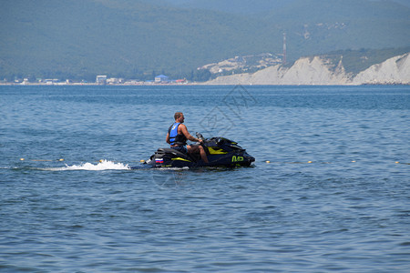 俄罗斯Novorossiysk2018年月6日一个人骑着水力循环车BroadBeam海滨靠近Novorossiysk市一个人骑着图片