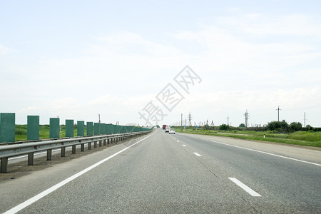 双向四车道俄罗斯克拉诺达尔2017年6月日单行道汽车沿公路行驶单道汽车沿公路行驶背景