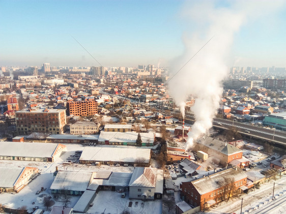 冬季小镇城市里有霜冻的晴天街上的雪和锅炉冒出的烟霜和太阳美好的一天冬季小镇城市里有霜冻的晴天街上的雪和锅炉冒出的烟霜和太阳美好的图片