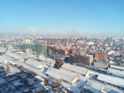 冬季小镇城市里有霜冻的晴天街上的雪和锅炉冒出的烟霜和太阳美好的一天冬季小镇城市里有霜冻的晴天街上的雪和锅炉冒出的烟霜和太阳美好的图片