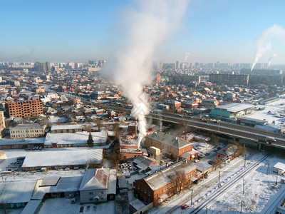 冬季小镇城市里有霜冻的晴天街上的雪和锅炉冒出的烟霜和太阳美好的一天冬季小镇城市里有霜冻的晴天街上的雪和锅炉冒出的烟霜和太阳美好的图片