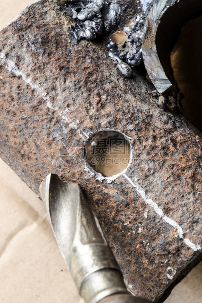 钻取金属钢制零件上的钻孔钻取金属钢制零件上的钻孔图片