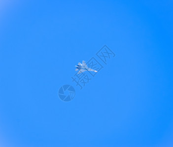 第四代军用飞机战斗在空中飞行图片