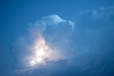 风暴云中的闪电雷鸣和云中闪烁的闪电风暴云中的闪电电闪雷鸣云彩闪烁图片