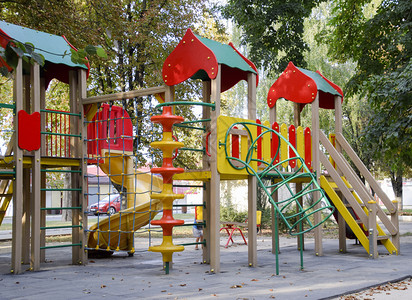 市公园的儿童游乐场市内现代操乐场市公园的儿童游乐场市内的现代操乐场图片