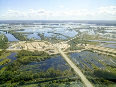 石油和天然气田的顶端景象湿地和工业设施入口湿地和工业设施入口图片