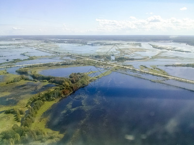 石油和天然气田的顶端景象湿地和工业设施入口湿地和工业设施入口图片