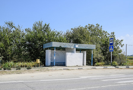 公交车停在农村地貌图片