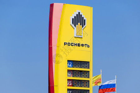 PetrovskayaRussia2017年8月日石油公司Rosneft在高速公路上的加油站Rosneft公司的LogoRosn图片